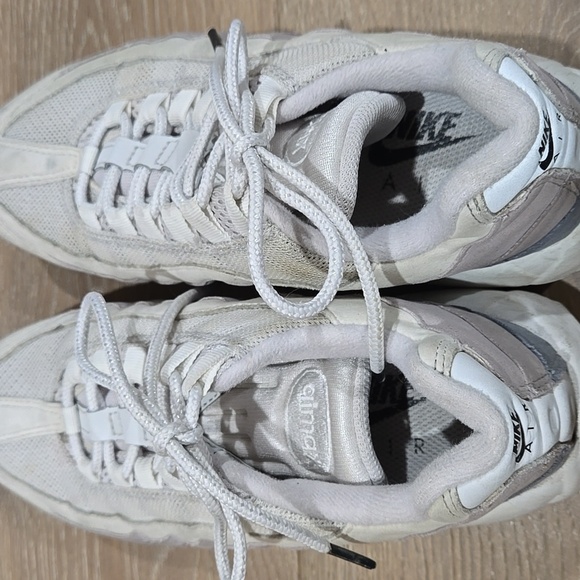 Nike Women's sz 7 Athletic Shoes - Picture 6 of 7